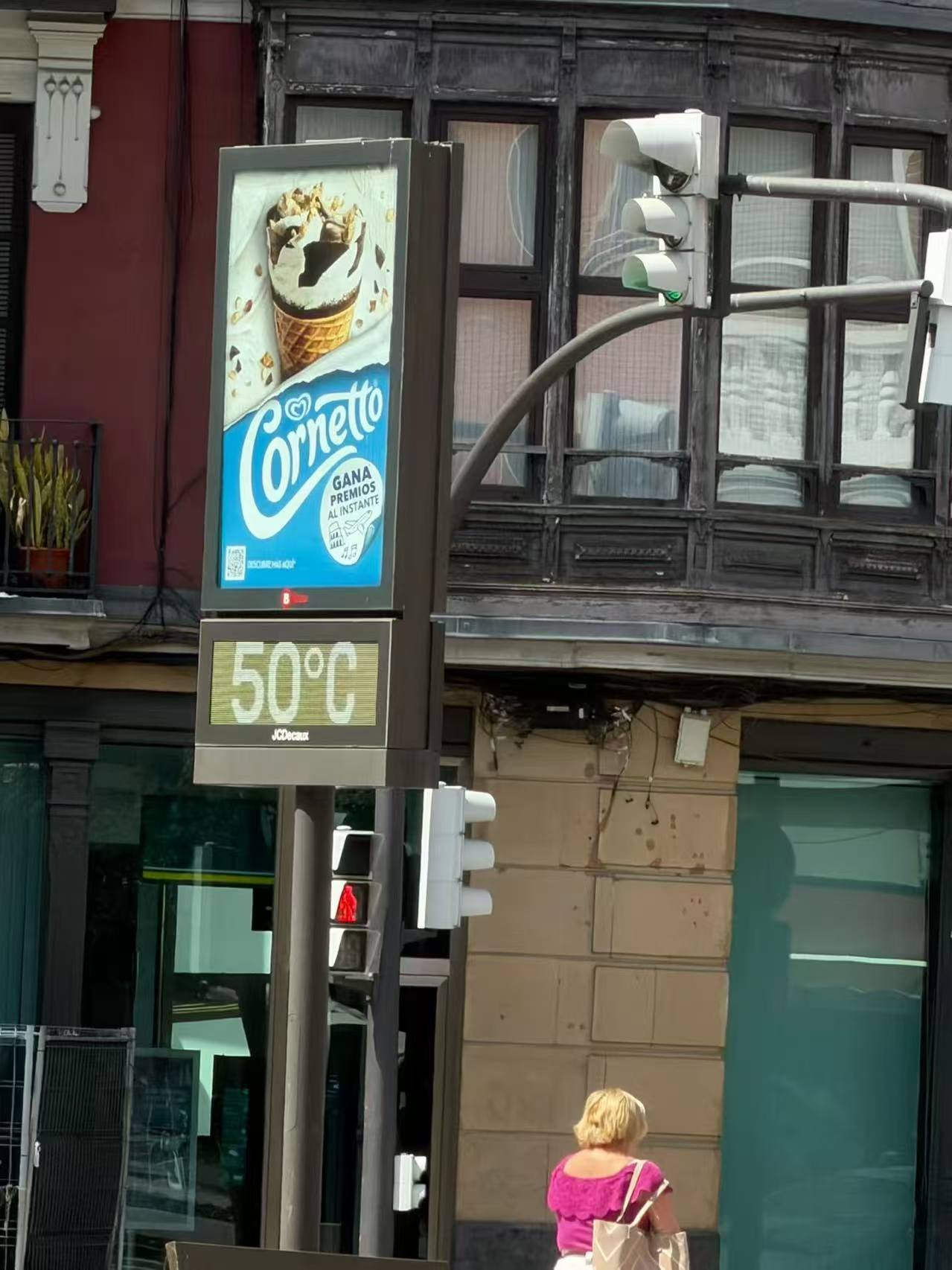西班牙好友发给我吐槽，今天50度，好不容易从上海回去，结果在那边热死，还没有空调