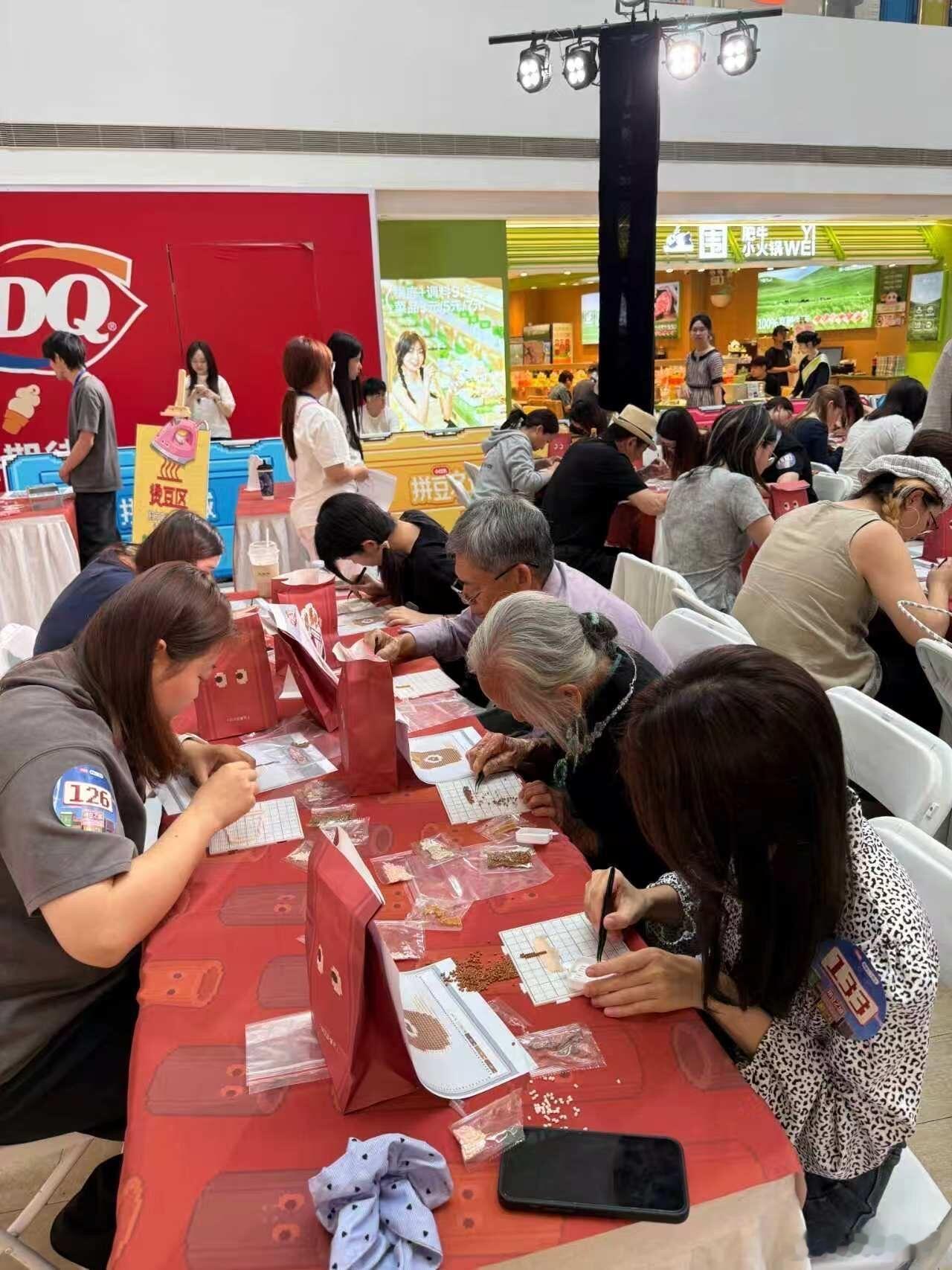上海爷奶把拼豆戴成高定了上海老辈子拼起豆来没轻没重 果然老一辈认真了就没年轻人什