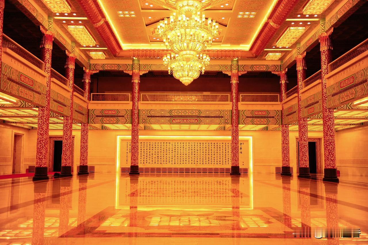 这件作品，绝对让你震撼，完全可称书法之冠了！
人民大会堂金色大厅这件《中华颂》，