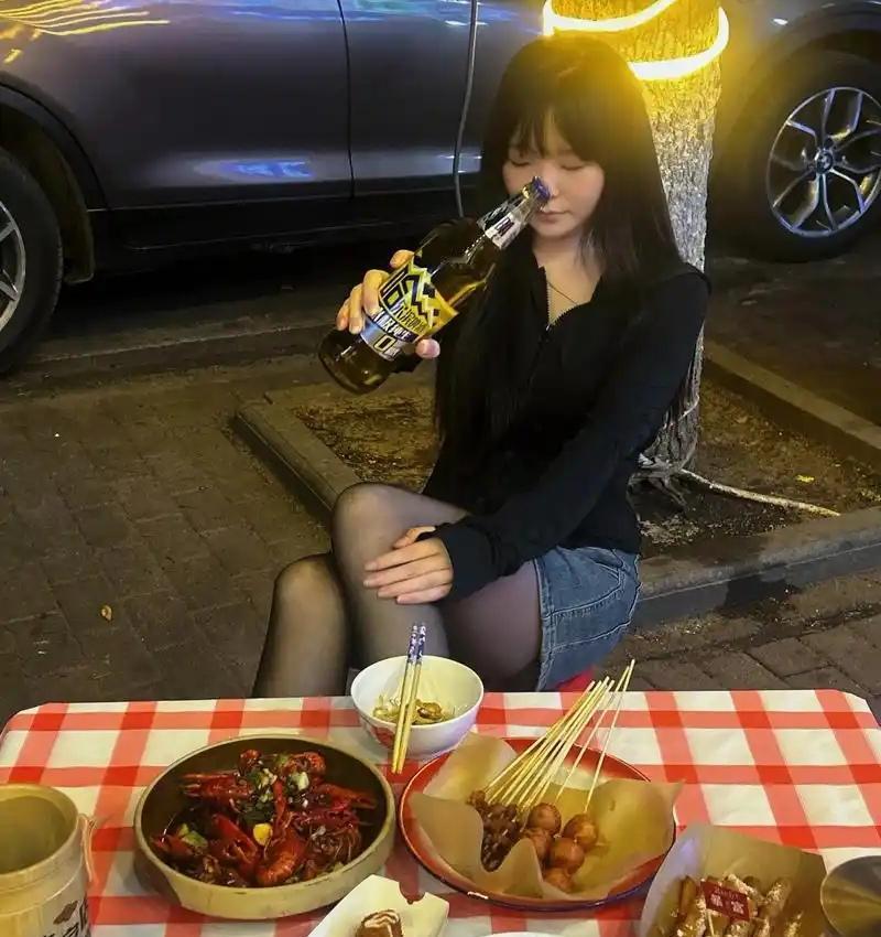 ＃喝酒真的能解忧愁吗＃
     喝酒不能解忧愁，喝酒只能‌短暂麻痹神经，‌但不