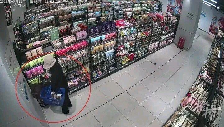 杭州这女子偷3瓶飞天茅台的操作，真的是让人惊掉下巴。从监控看，她在超市里专挑名酒