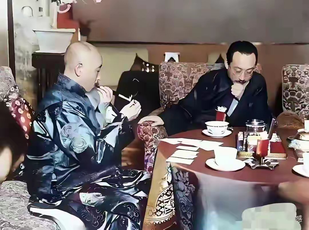 1928年，张作霖一张罕见留影，他穿着绸缎留着光头，正在点烟抽 