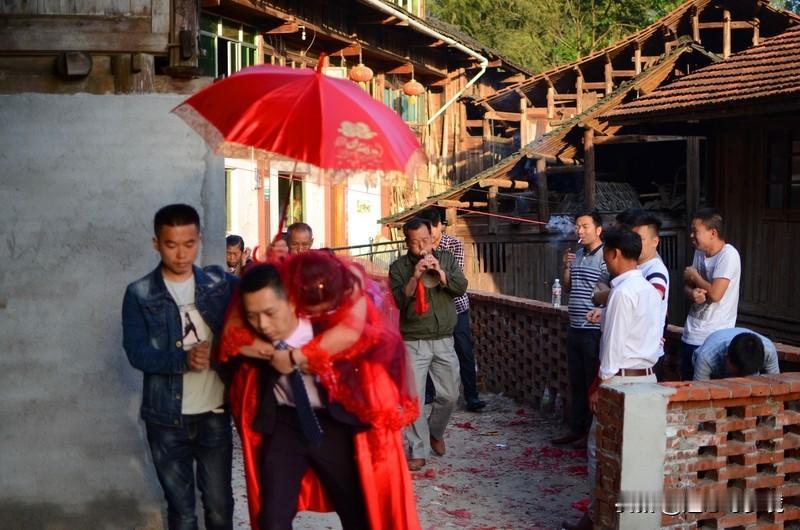 准新郎上门提亲遭女方泼水突袭 最近四川凉山布拖县一段准新郎上门提亲遭女方泼水突袭