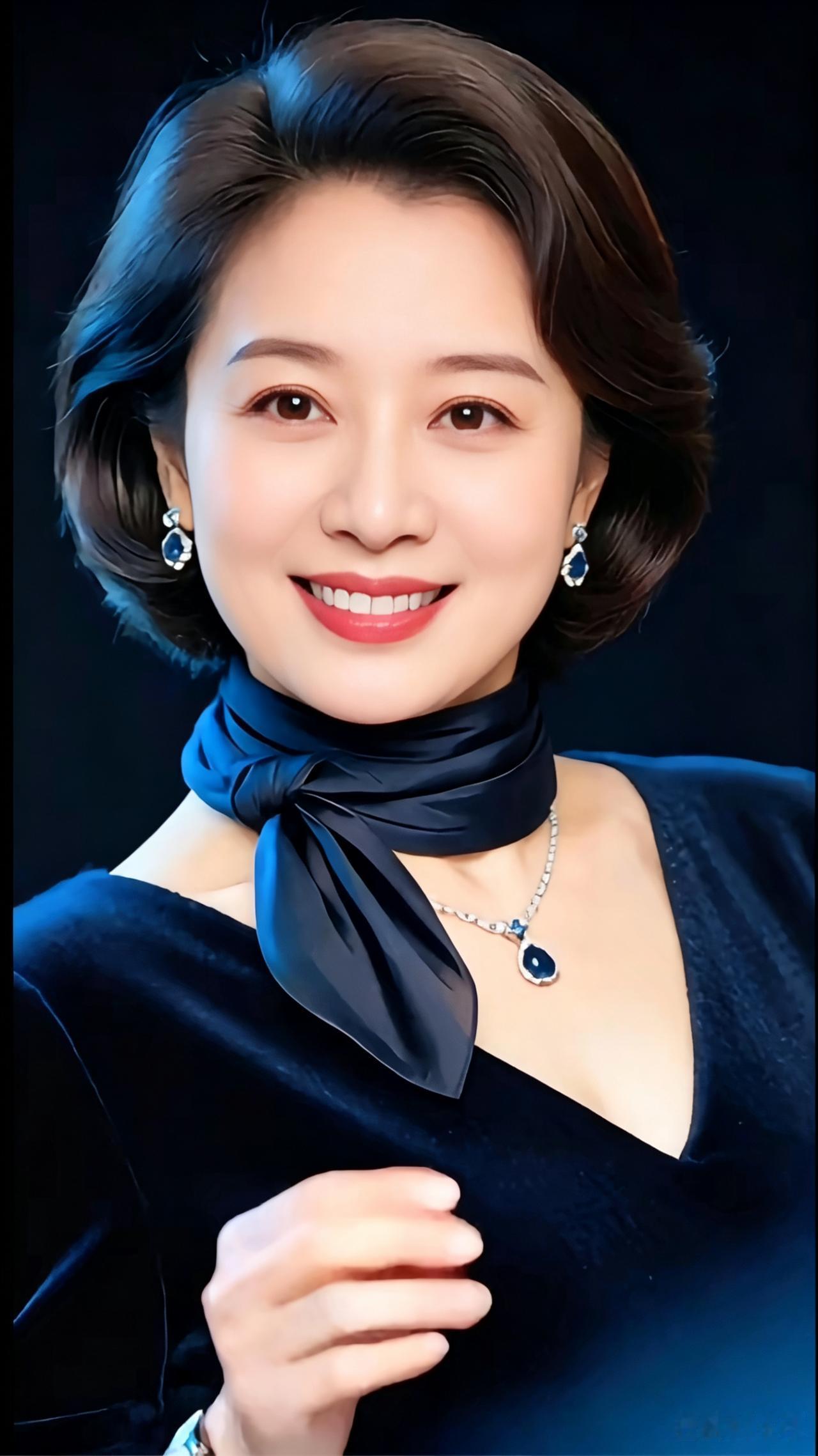 赞佳人
蓝巾绒缕映容光，
柔眸含情笑意彰。
宝饰流辉增雅韵，
齐肩短发显端庄。