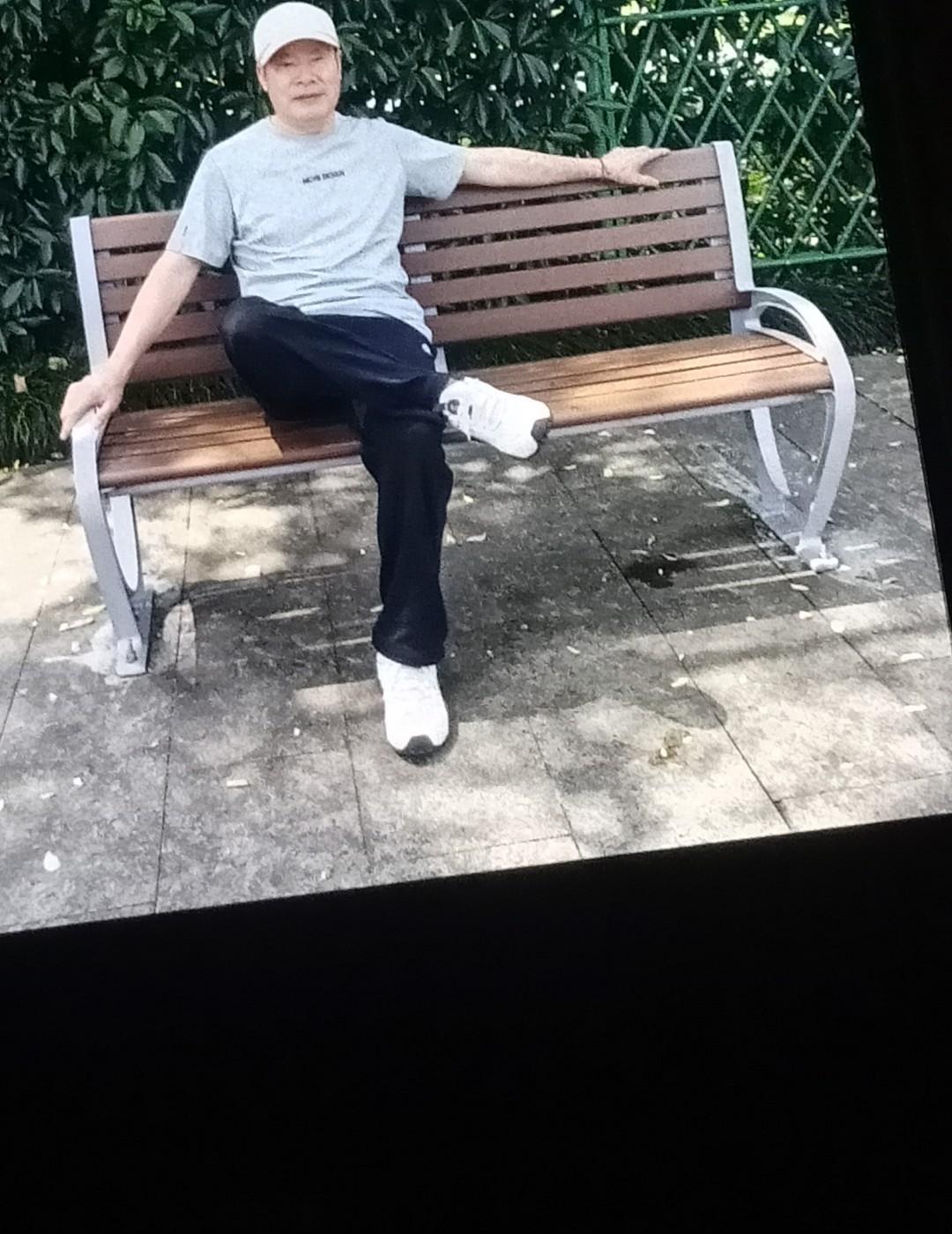 别总盯着分数看，孩子不是流水线上的零件。
他爱画画，你非逼他刷题，那叫摧残，不叫