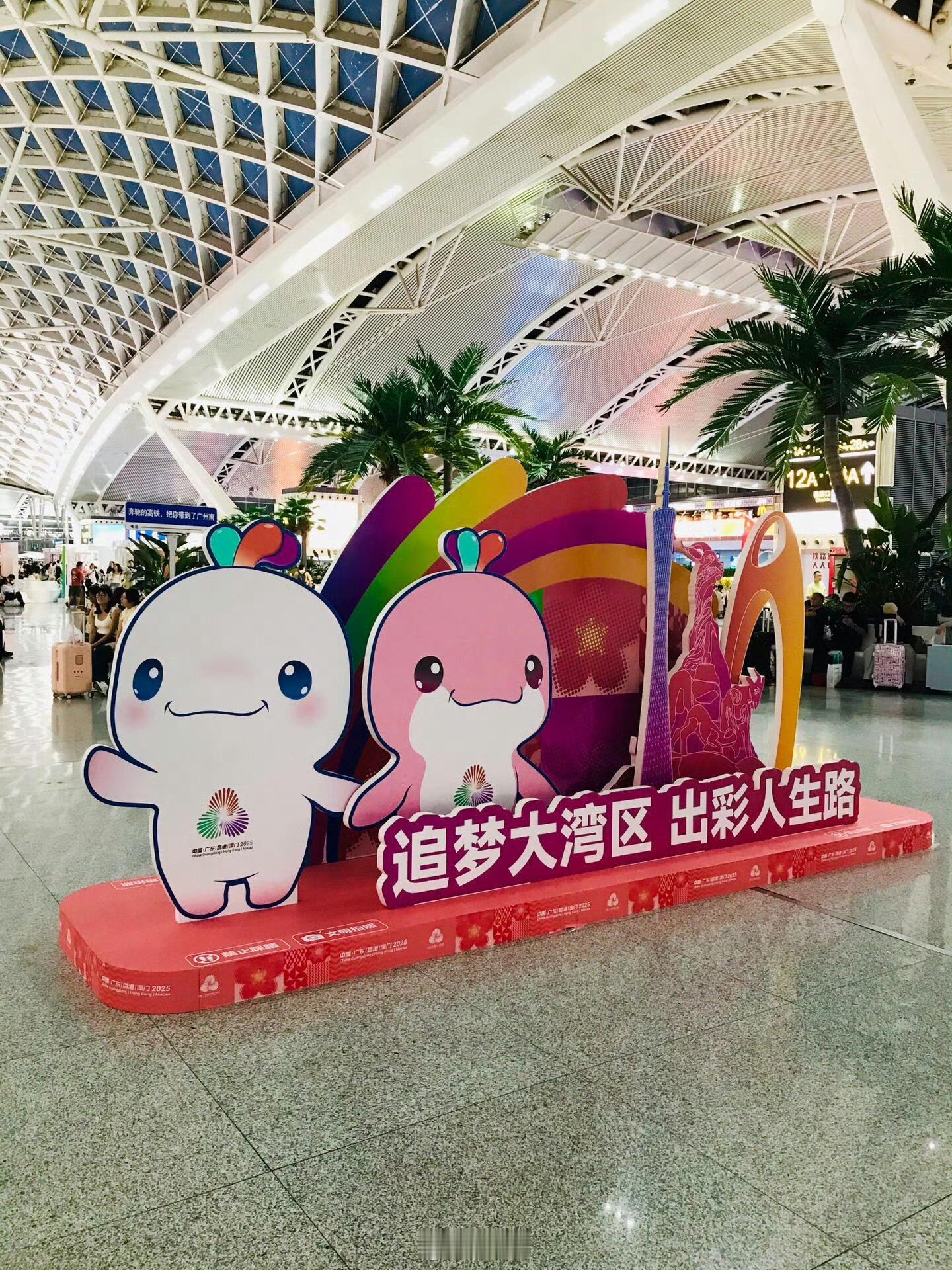 广州香港街头好多大湾鸡 粤港街头好多好多全运会吉祥物白切鸡、玫瑰豉油鸡，都好可爱