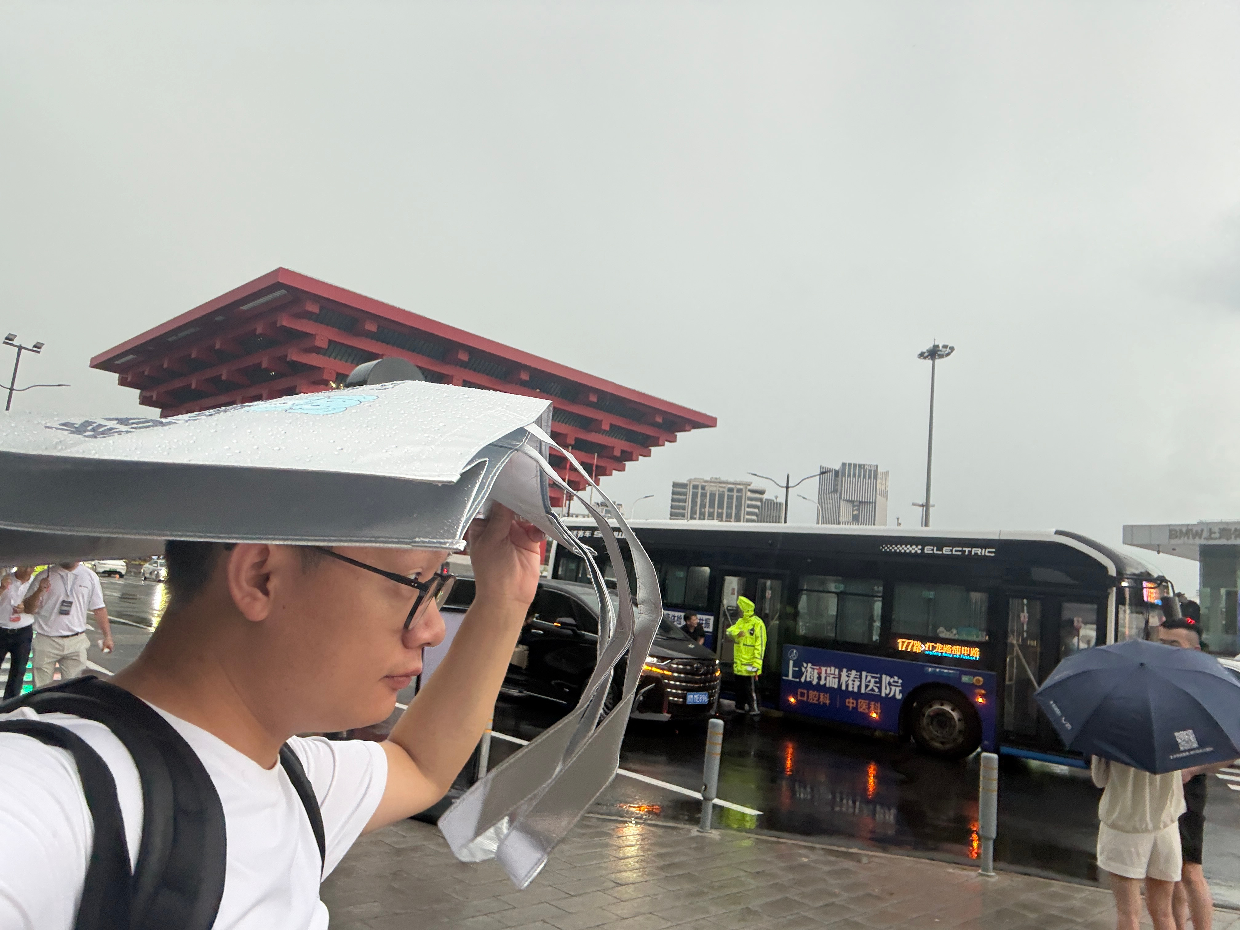 针对于 WAIC 线下传播，俺有一计也别送什么口袋了，去送雨衣吧，印上公司 lo