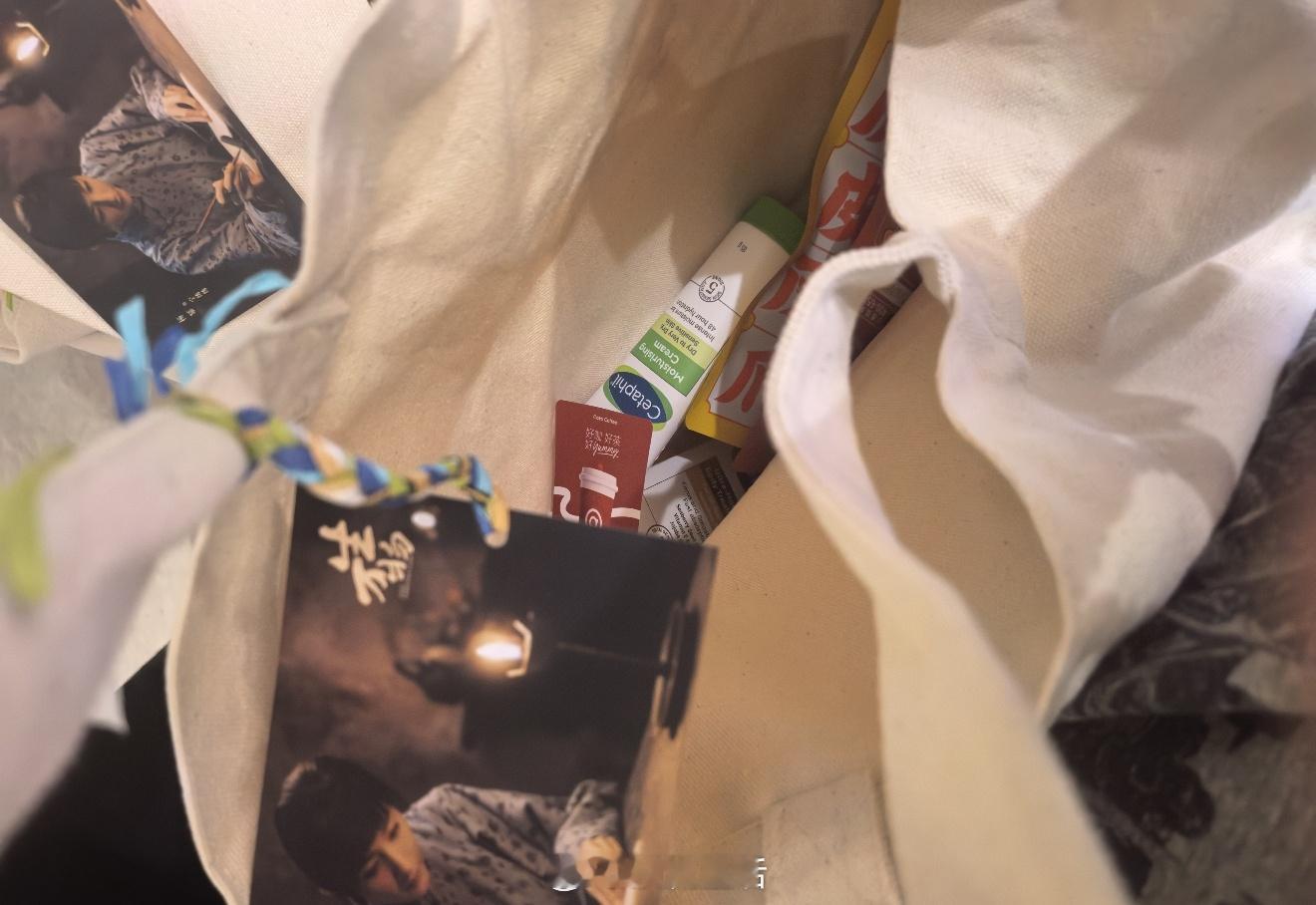 看到了生万物看片会现场杨幂为观众准备的伴手礼，代言的品牌方齐齐来为宁绣绣助阵啦，