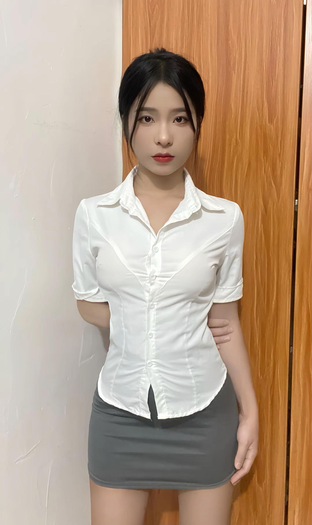 直视我，眼睛不要乱看。清纯女神 职业装