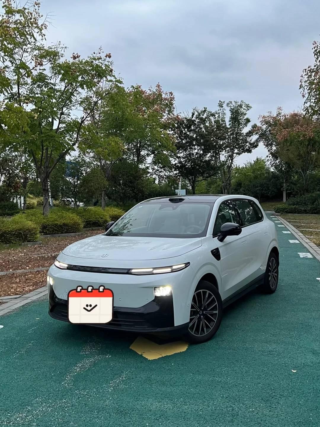 用了才知道，春天和零跑B10也太配了！
 
春日渐暖，上周末我就开着B10带上老