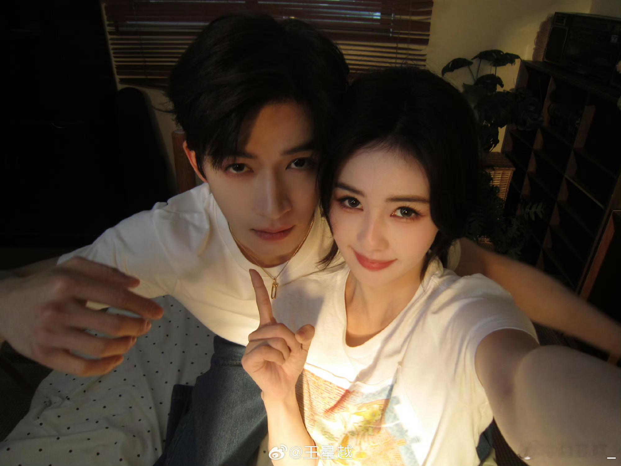 唐宫奇案之青雾风鸣 我的评分：王星越白鹿居家风合照 王星越白鹿居家风合照清新自然