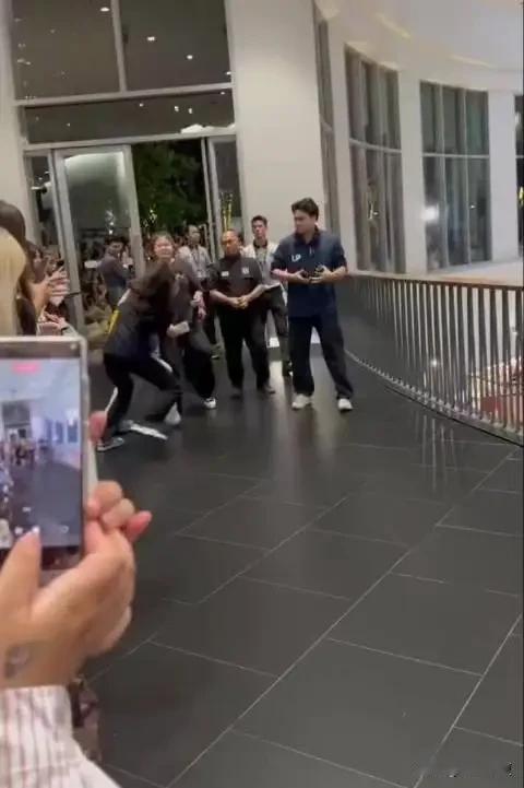 中国女生没等来自己的偶像，反倒等来工作人员的暴力拖拽欺凌。

7月25日曼谷三洋