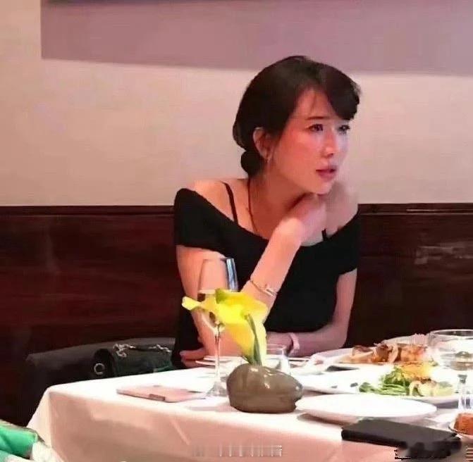 林志玲婚后这眼神越来越迷离了。夫人，良平君已经不胜酒力，醉倒了！ ​​​