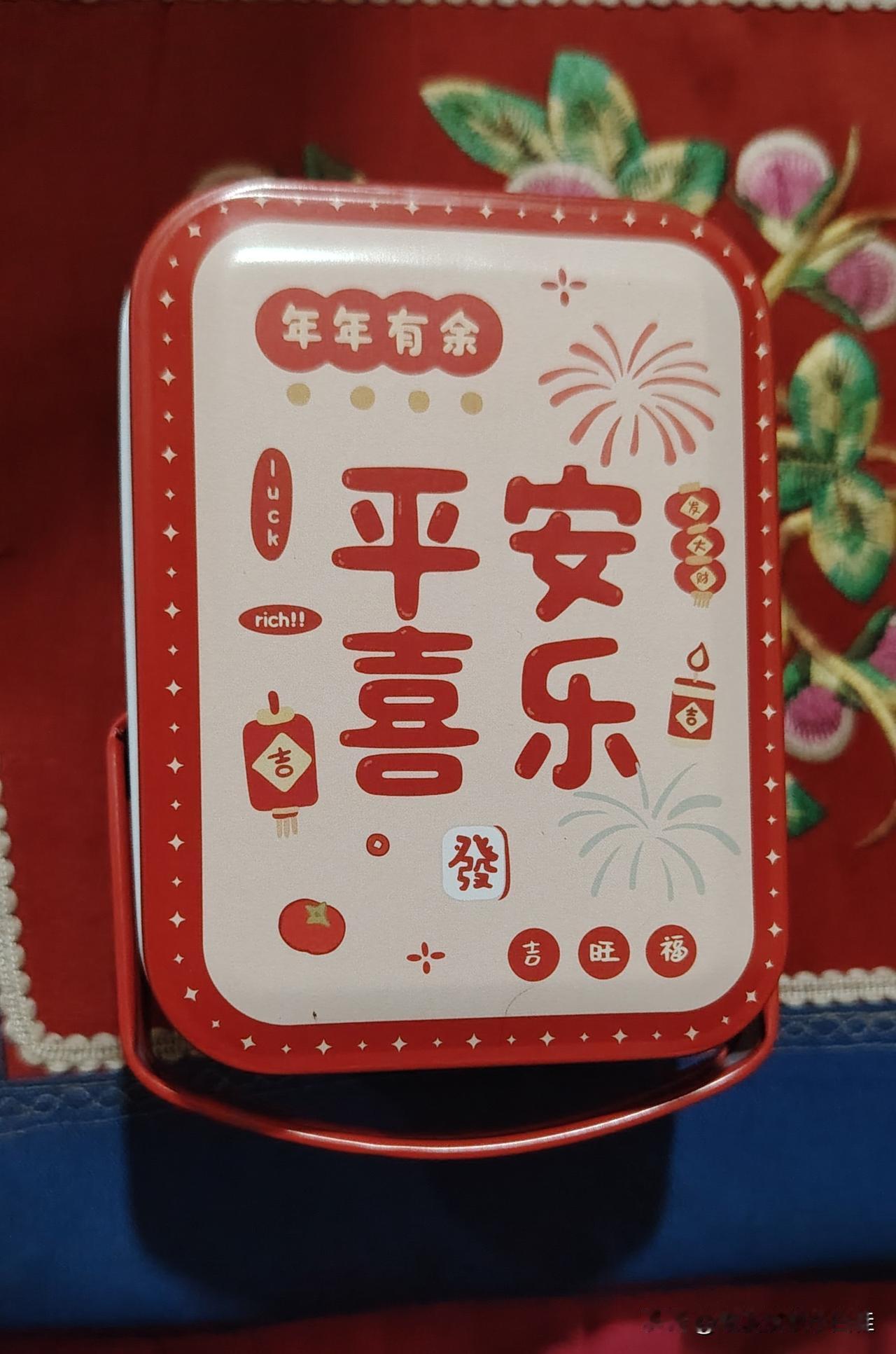 芭芭农场兑换的德芙巧克力到货了，盒子很漂亮，小巧精致的盒子写着平安喜乐，里面大约