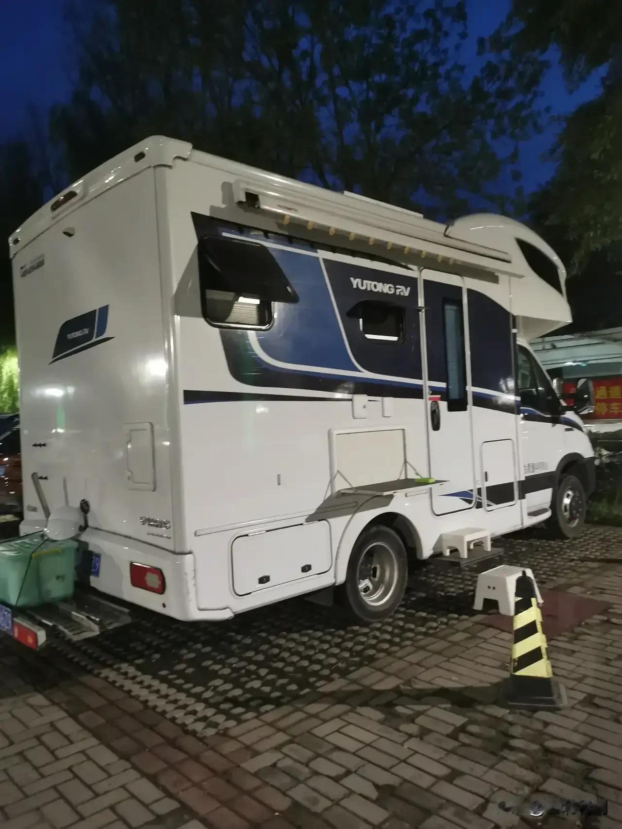 昨晚我看到宣化万柳公园东门停车场有七辆房车，都是旅游露营歇脚的，有的是去往甘肃新