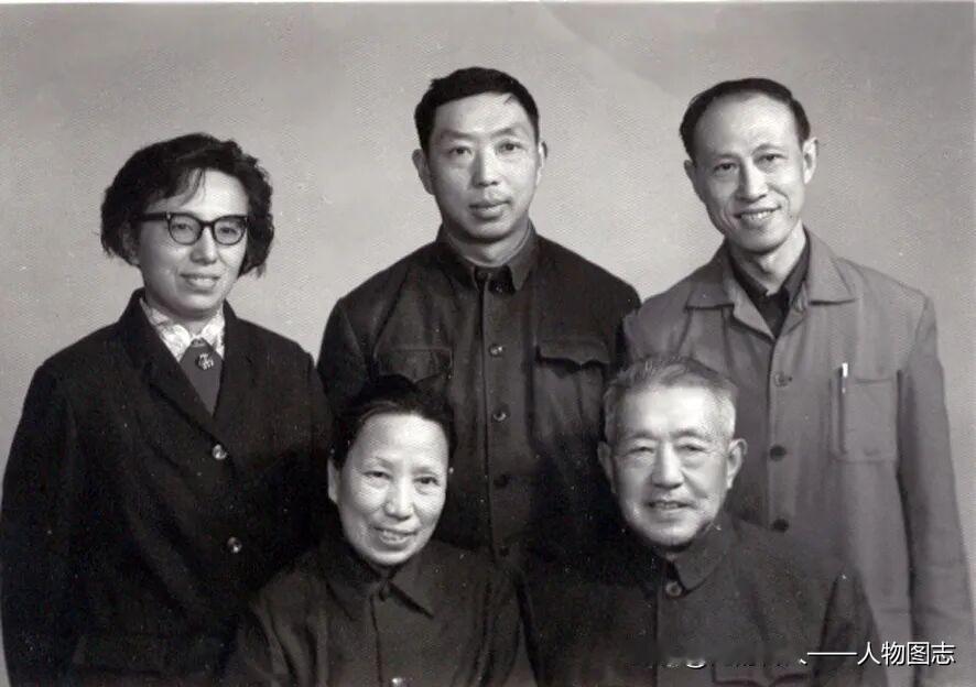 1980年，刘仁静夫妇与儿子、女儿、女婿在北京