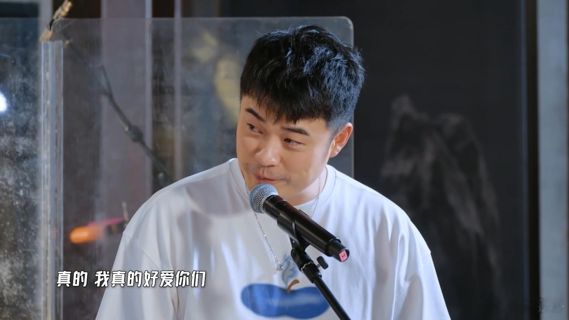 邓超带五哈团唱超级英雄 邓超的歌声仿佛是时间机器，让我们重返无忧无虑的少年时光，