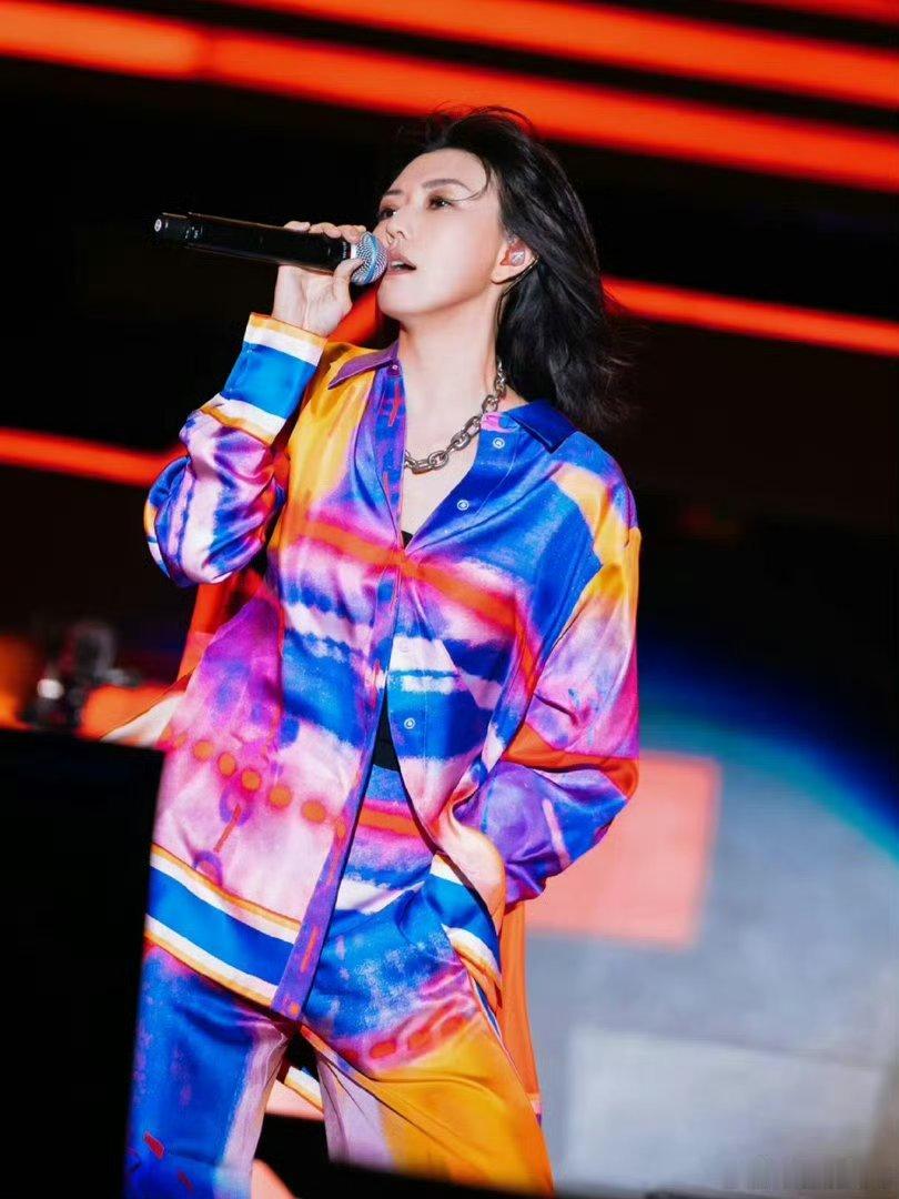 孙燕姿是尤长靖的青春 早年尤长靖练习转音和情绪处理，全程以孙燕姿为标杆，通透治愈