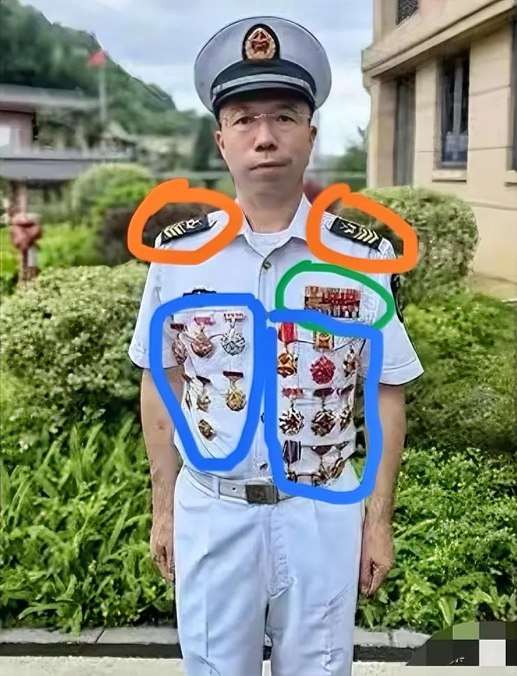 太不多见了！这位海军一级军士长，怎么大概也有50岁了吧？可谓军旅“一生”，“终有