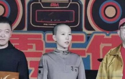 窦靖童寸头 有人说寸头会暴露缺点，但窦靖童用实力证明：寸头只会放大她的优点。这张