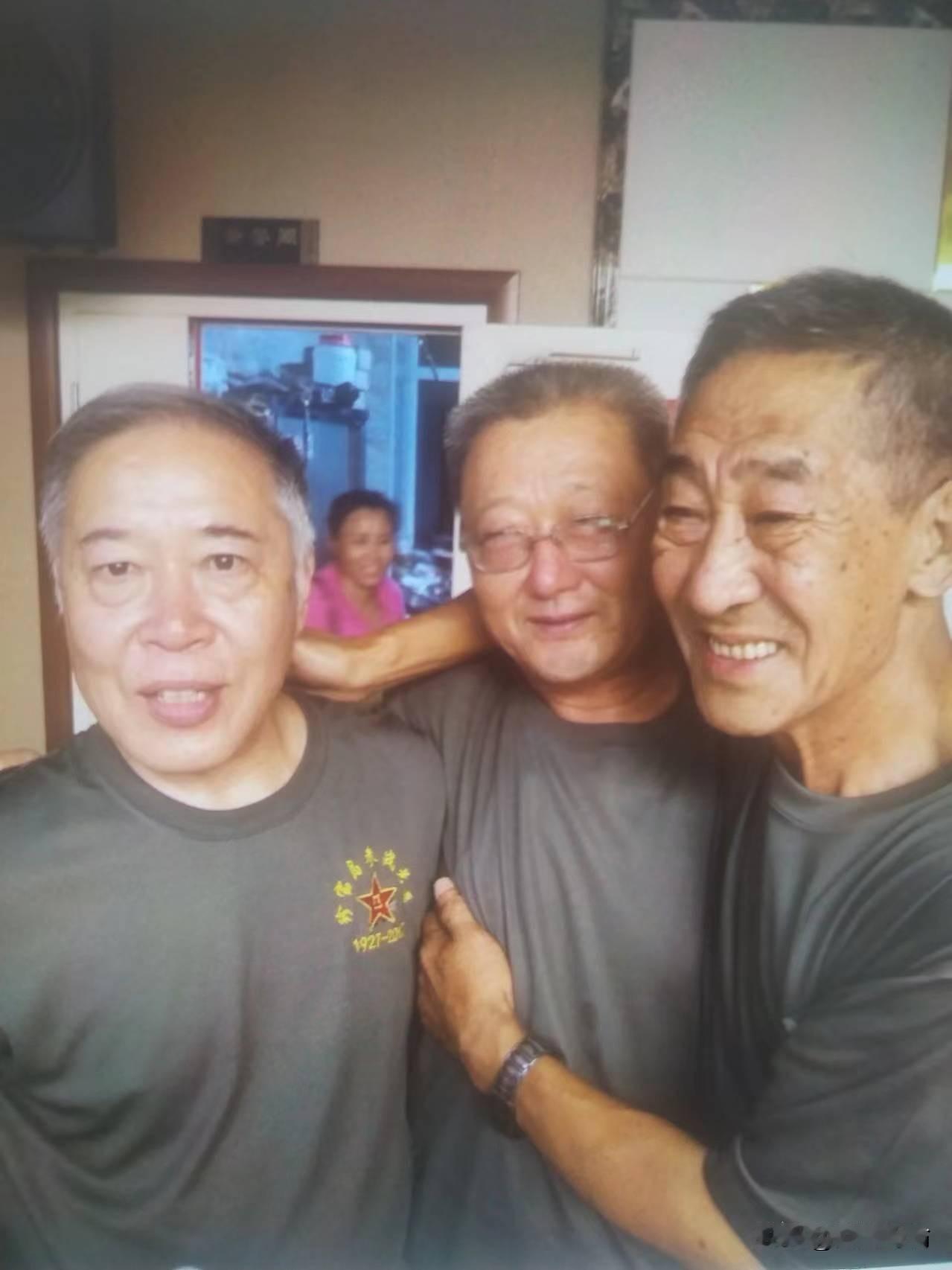 我认为越少越好
朋友不在多，遇事能主动帮忙的挚友两三个足矣！