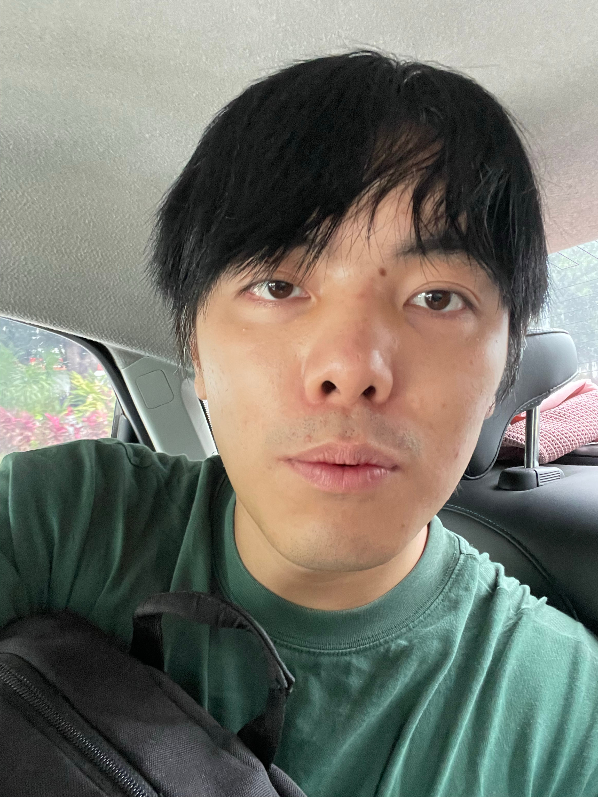 我们两个在车里自拍就这样： 