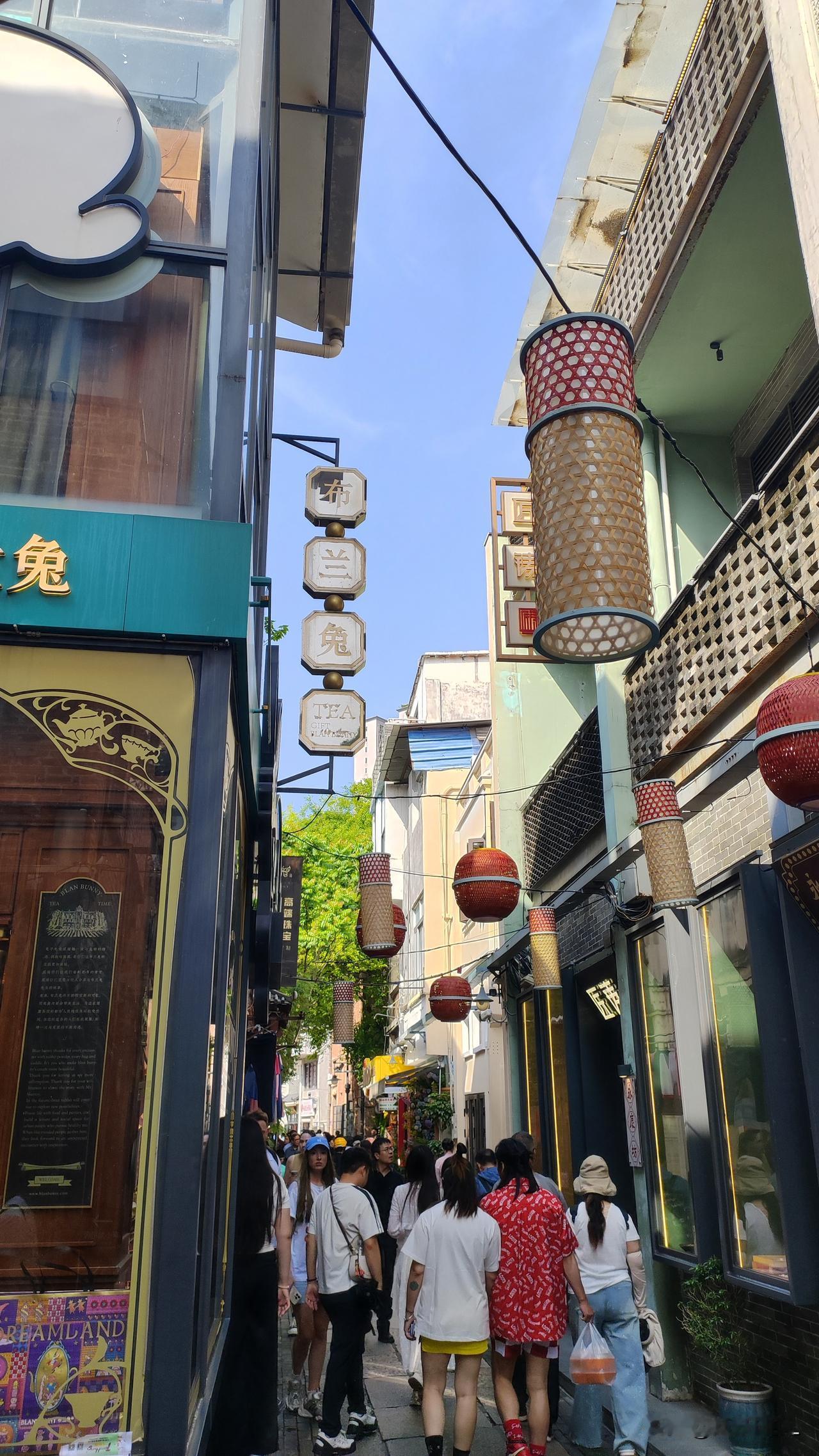 广州荔湾永庆坊。
历史文化街区，古朴典雅。
个性店铺，别有魅力。