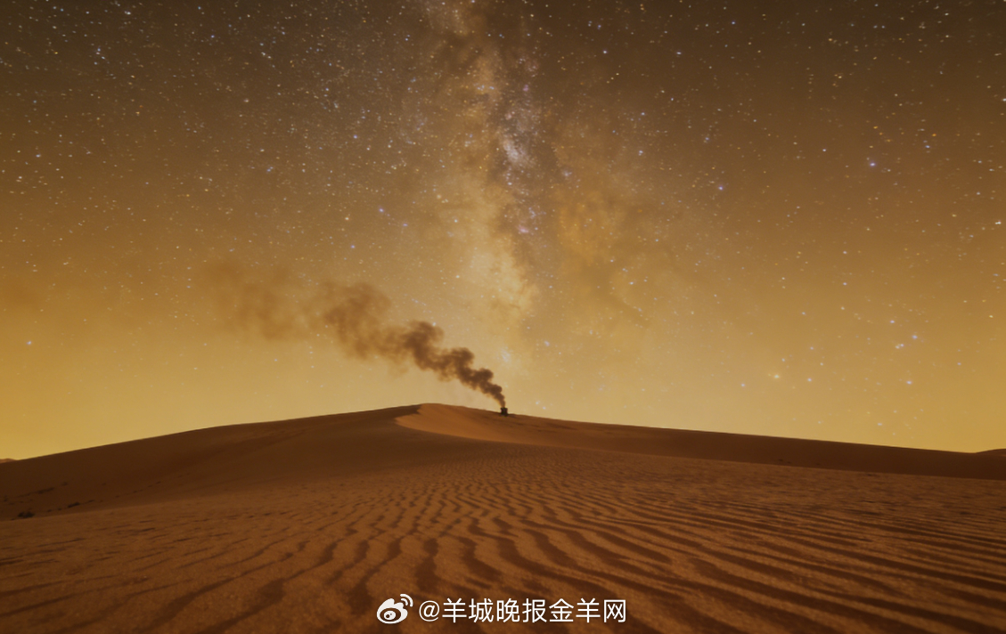 #晚安# 大漠辽阔，孤烟轻扬，漫天星光铺满夜空。站在这片寂静之下，把心事轻轻放下