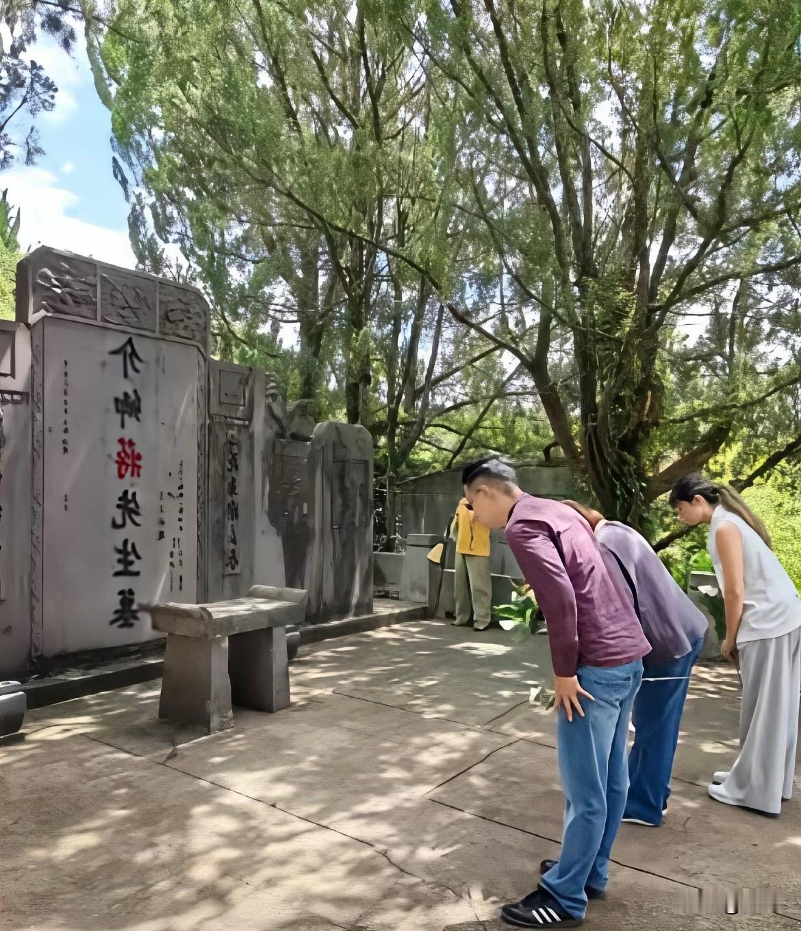 蒋家第四代蒋介石孙媳方智怡带儿子蒋友青回大陆祭祖！

这是蒋孝勇遗孀蒋方智怡，带