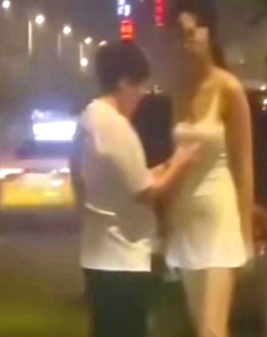 她就那么当着所有人的面，一件一件地往下脱。
男的脸都绿了，冲上去想给她披上，想把