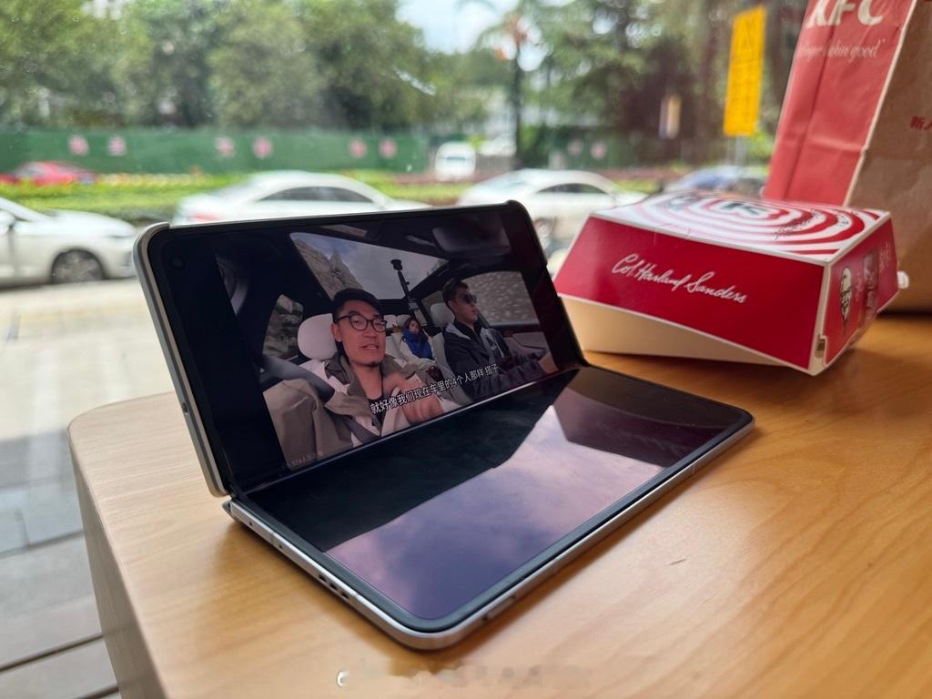 我发现， 折叠屏如果要弯折立着看视频用，外屏就要直接跟桌面摩擦了，此时音量按键在