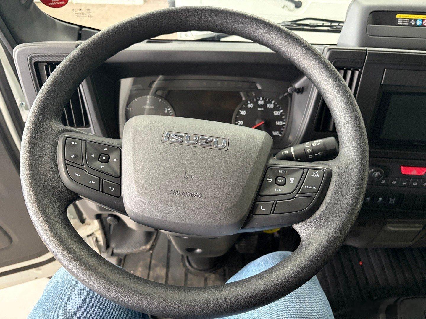 最近买了两台车：1. 一台五菱杨光EV 300km续航货运版，预计落地上完牌的总