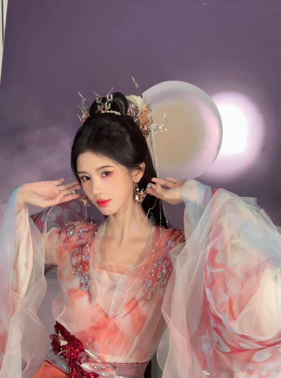 鞠婧祎[超话]  jjy鞠婧祎万花世界 jjy鞠婧祎苏绿夏 喜欢听歌 更喜欢你=