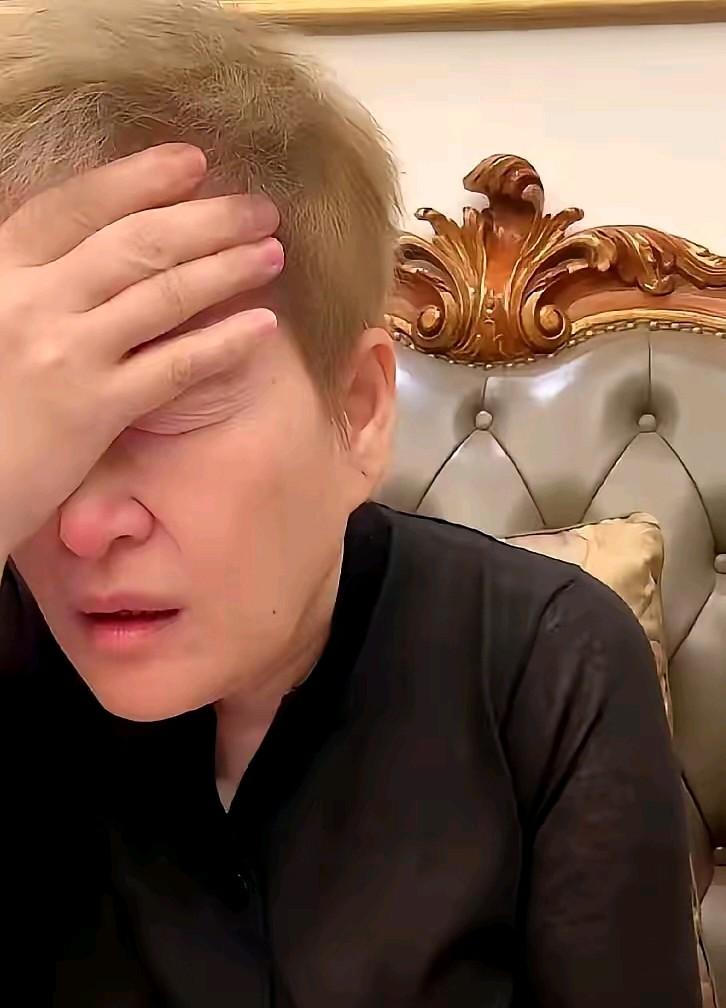 网红白瑞为减肥真够拼的，在直播间里饿得发晕也坚持不吃东西。还要熬夜直播带货。很佩