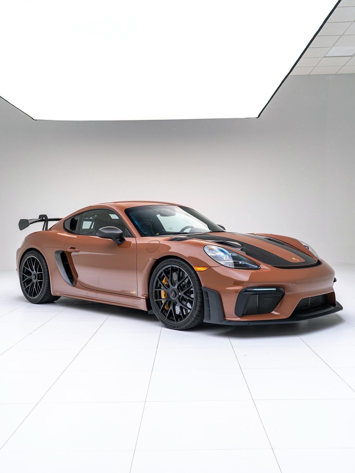 本周五开始，带来更多棕褐色系的美好 🤎 美丽油漆的样品——718 GT4 RS