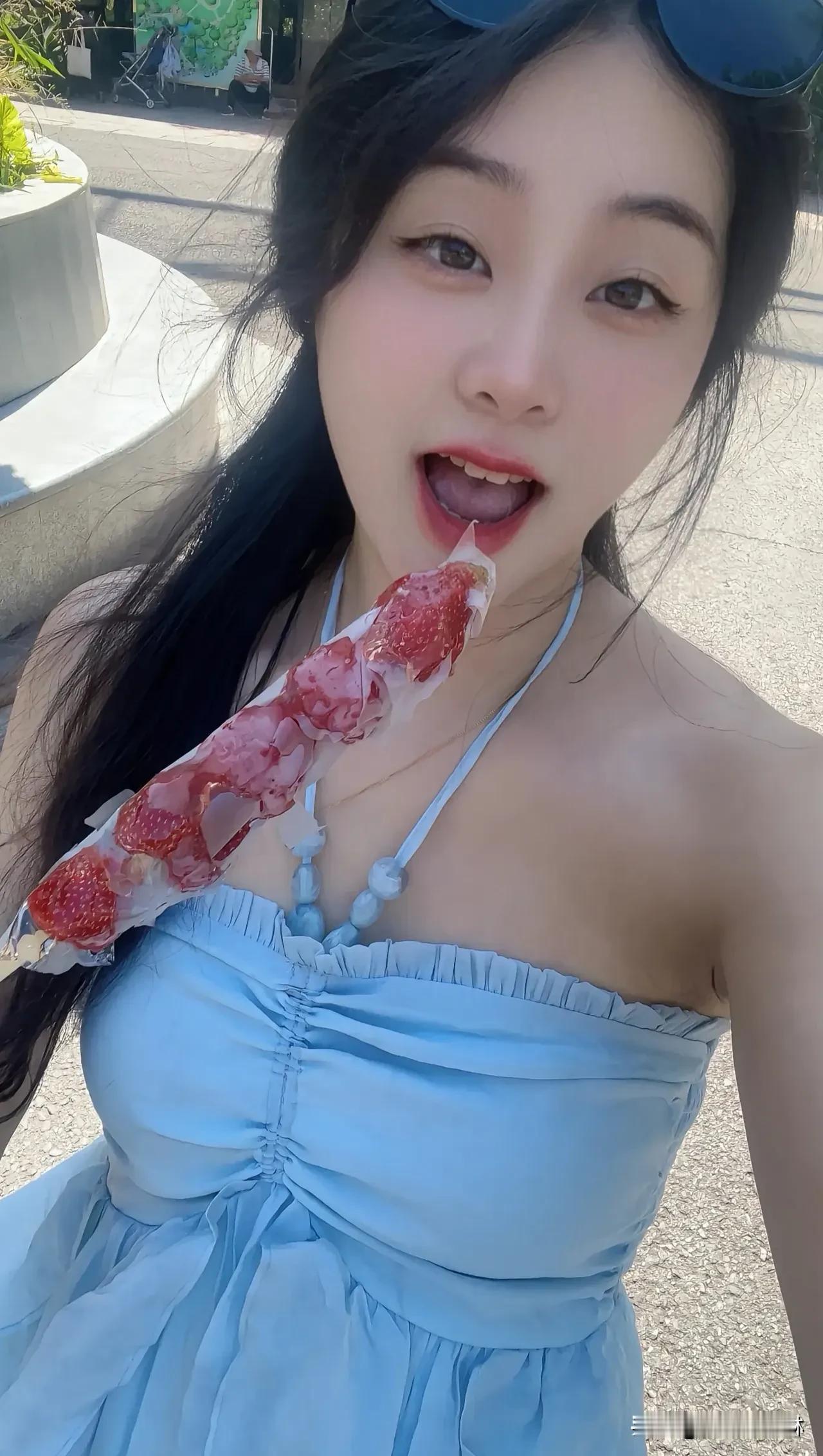 漫步公园，  
裙摆轻扬，发丝微乱，  
笑容里藏着整个盛夏的秘密。  
她不是