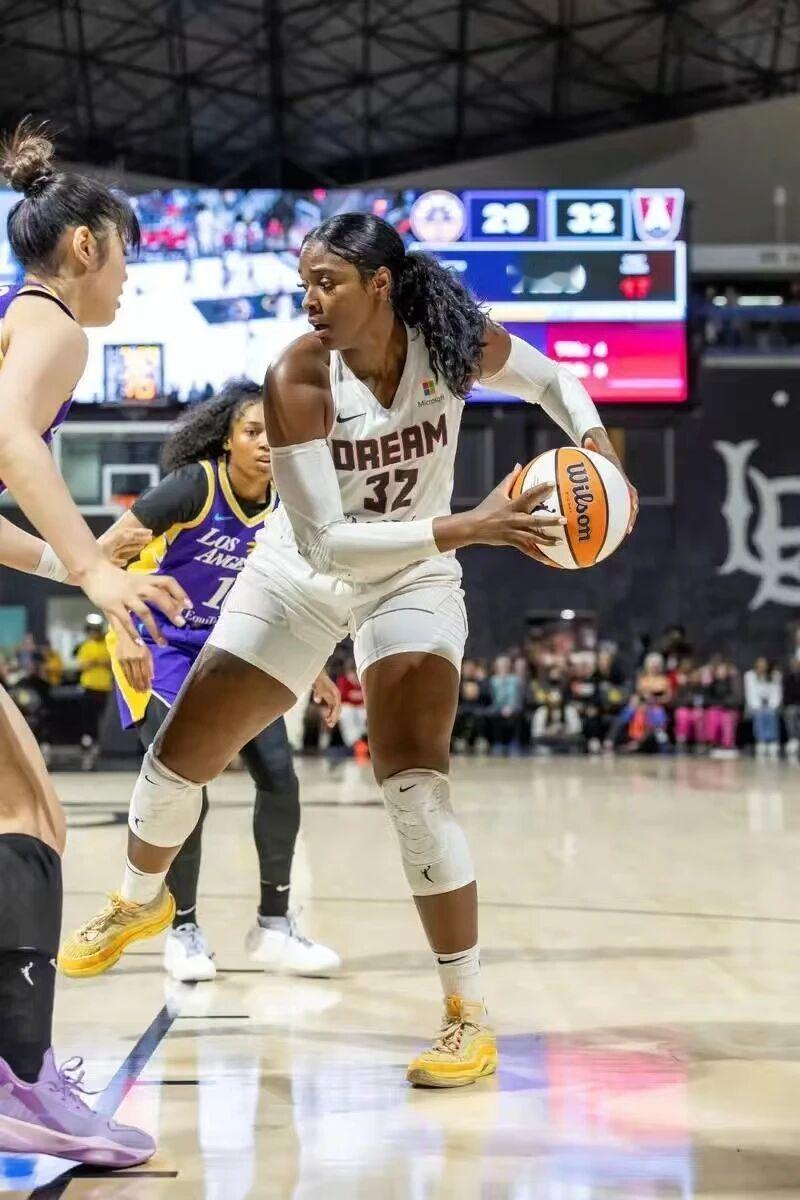 刚刚从山东女篮得到消息，外援仙扬·帕克今天下午发烧，对阵山西女篮的主场比赛无法登