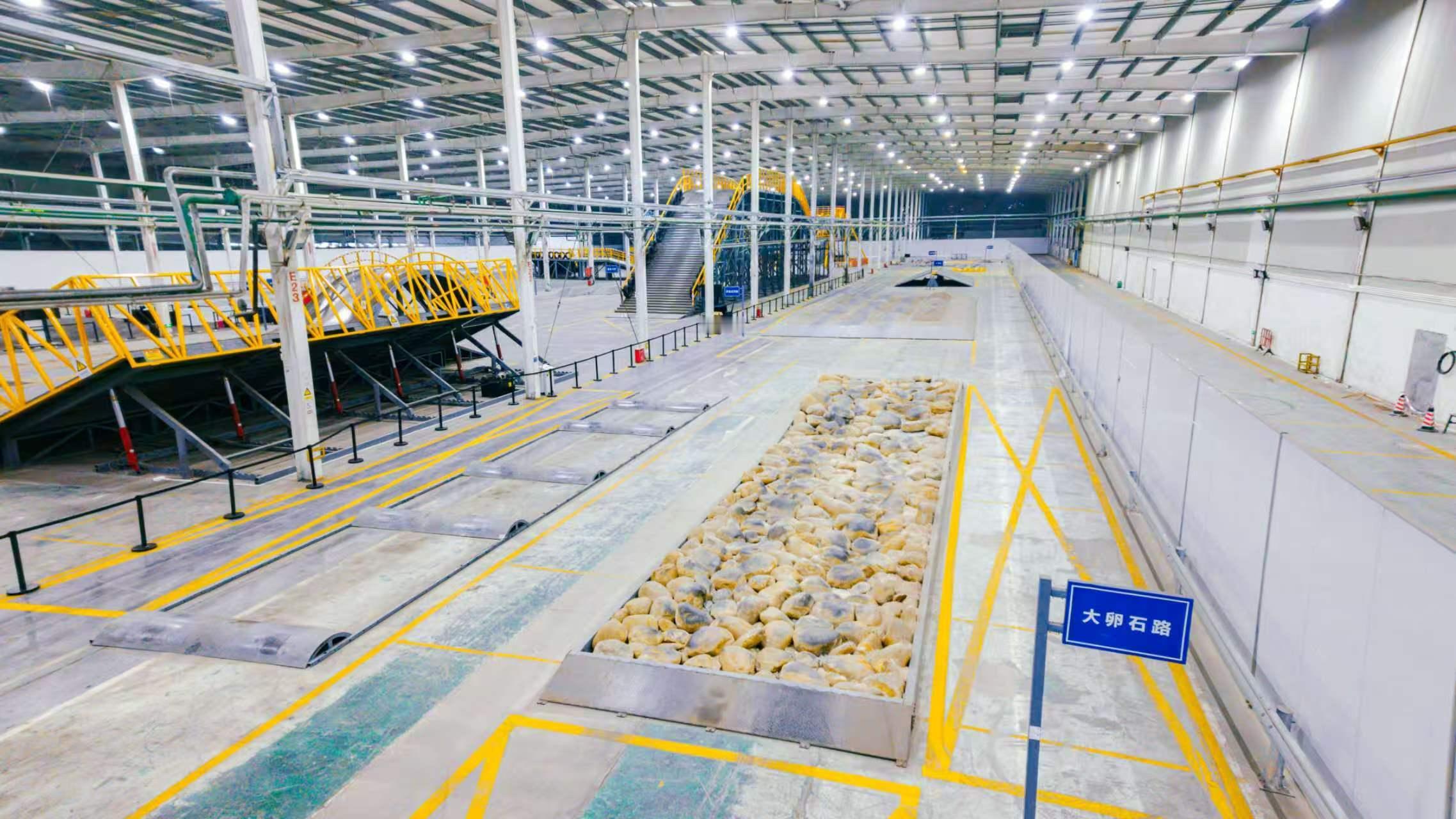 建一个室内越野场，把天门山、成佛坡全塞进去，花多少钱不知道。但算笔时间账：以前凑