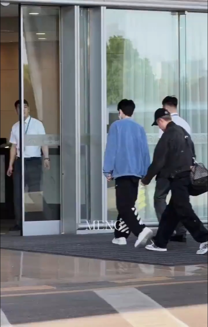 记忆里的少年又回来了，王俊凯六年后重录中餐厅，步履坚定，太期待新一季！王俊凯中餐
