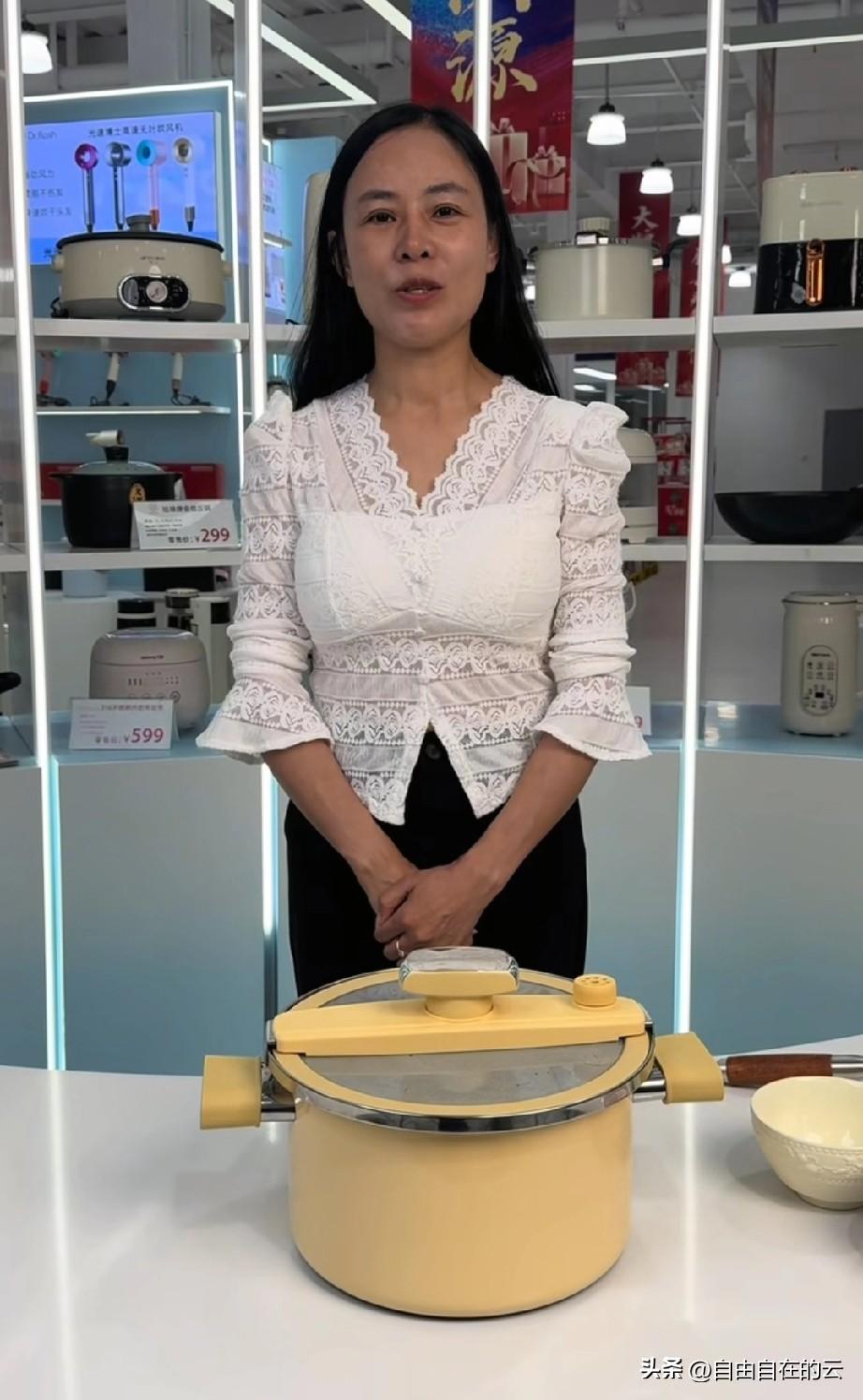 李林今天9点再次直播带货，是给一家厨卫公司带货，她说这家公司的老板在寻找弟弟的过