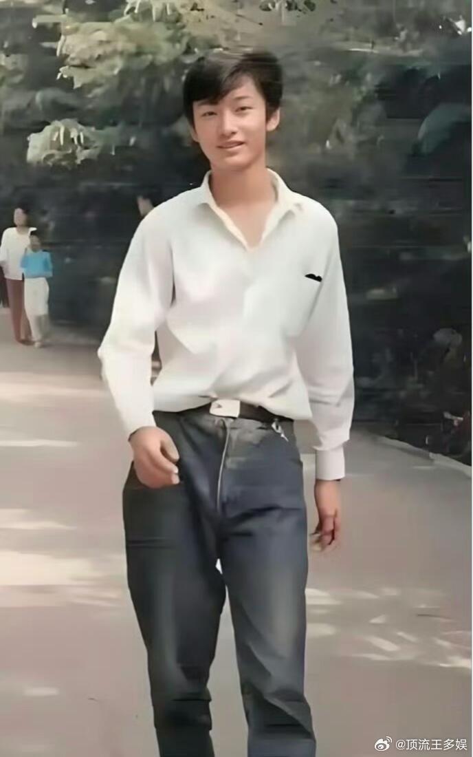 黄晓明当年在班里还真挺帅的 