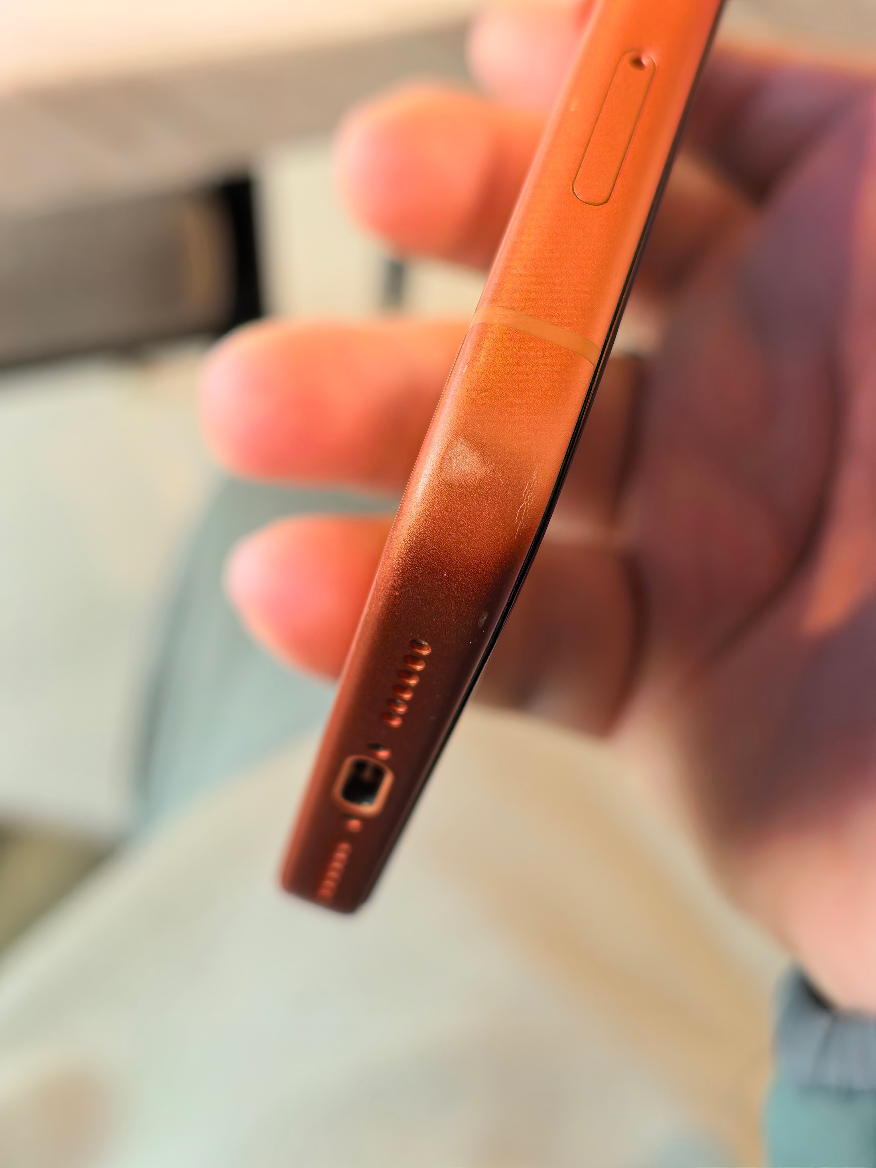 同事把 iPhone 17 Pro Max 掉地上了，铝合金的边框已经摔成这样了