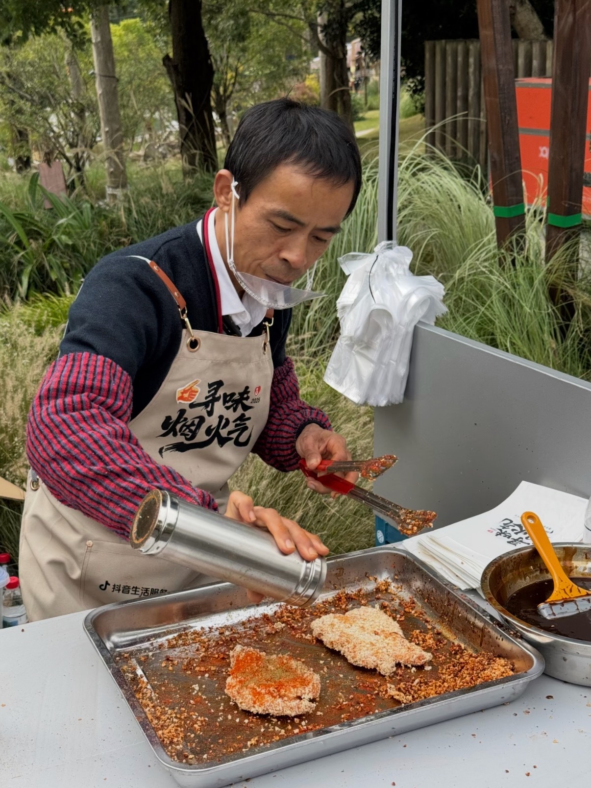 从万人围堵到门可罗雀，鸡排哥的流量渐渐消退。不过也是意料之中，现在素人网红的黄金