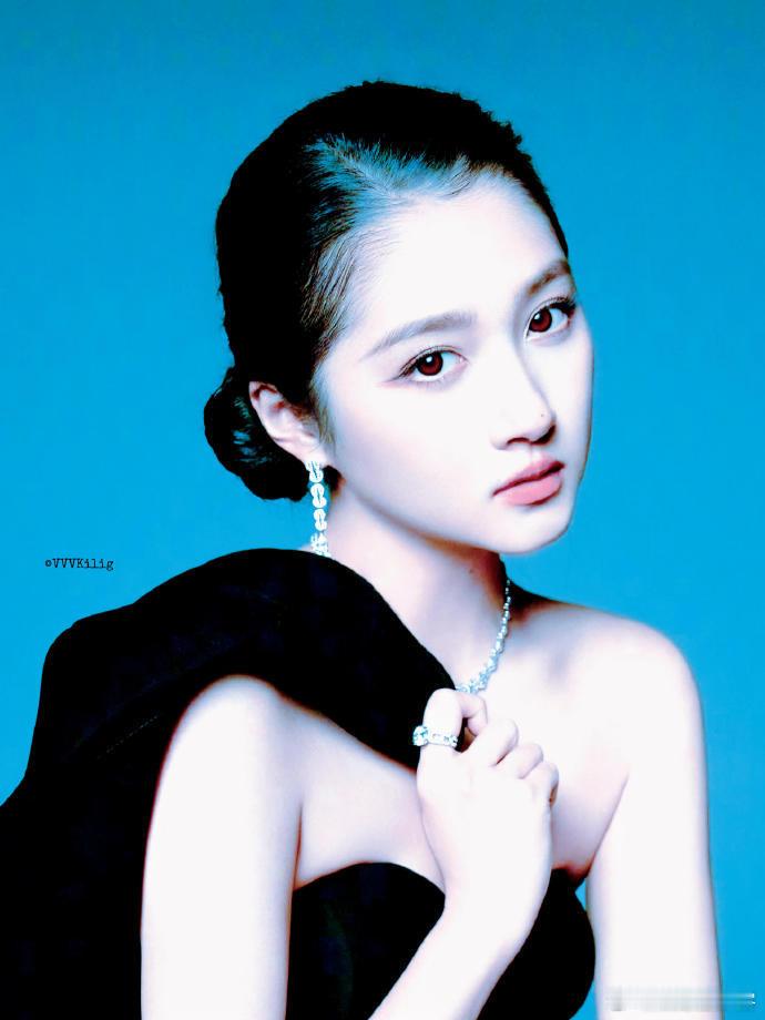 关晓彤工作室用新造型当头像了网友给关晓彤p的照片工作室直接把红毯新造型焊成头像，