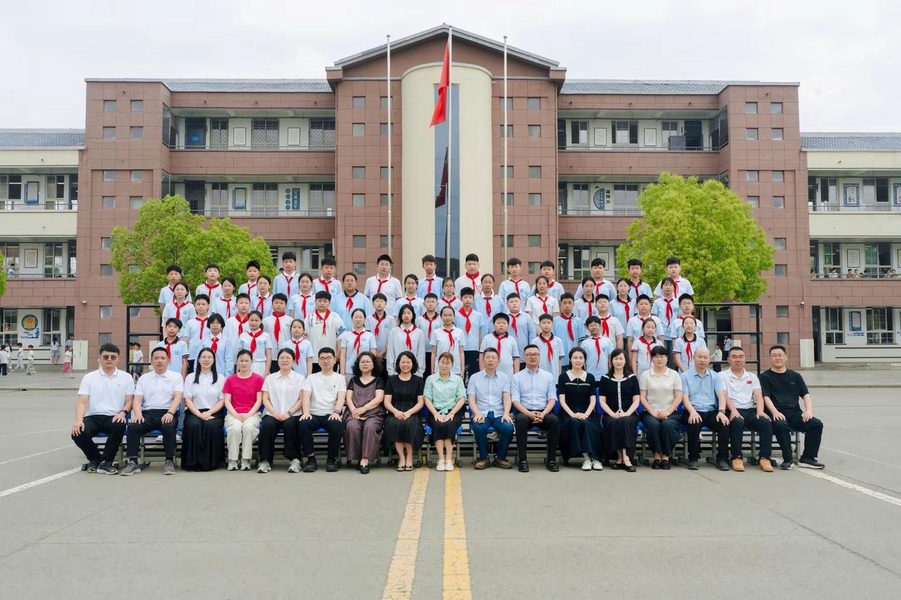 拍毕业照时，一坐上那个凳子，眼泪差点掉下来！从教生涯中带的最完整的一届学生，仅此