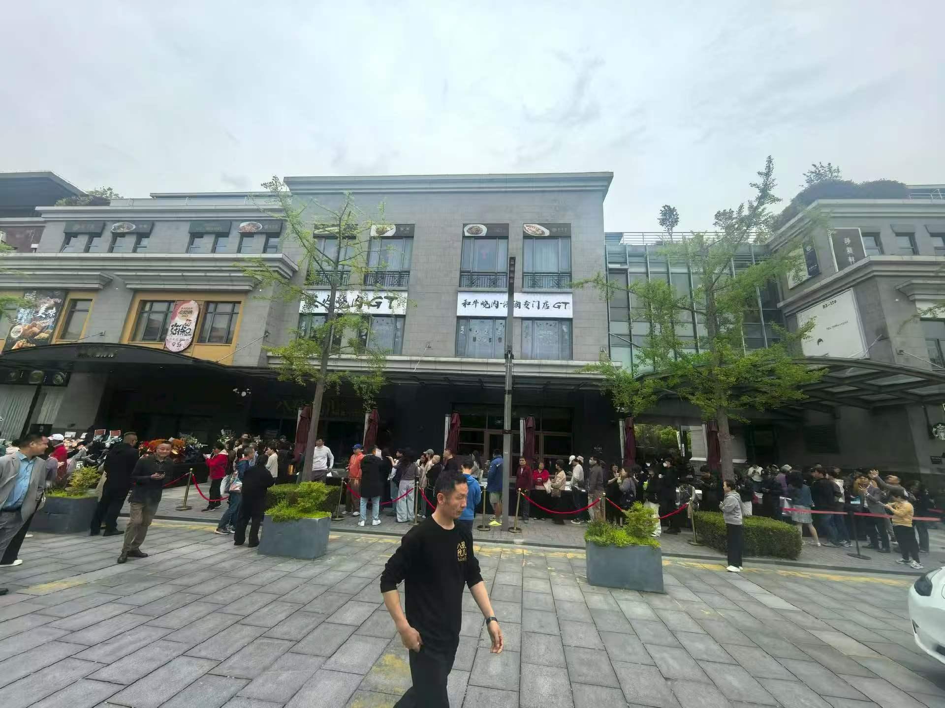 文章面馆 周一不见说白了就是饥饿营销。越休息越火，越难吃到越有人排队。周一闭店，