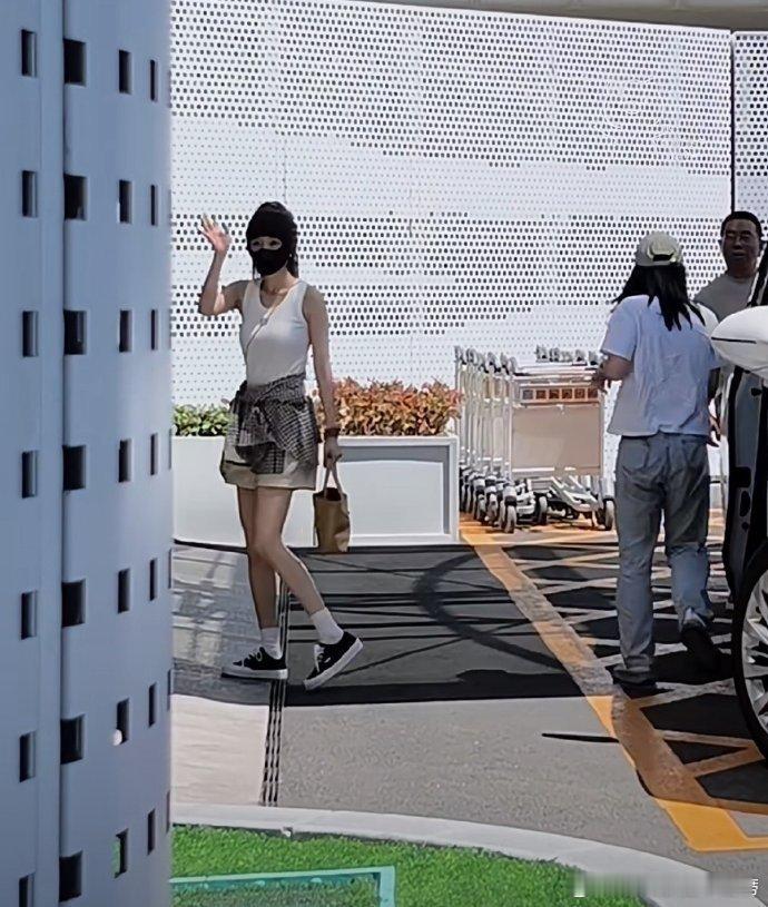 你敢信这是一位快40岁的女明星私服。。。 