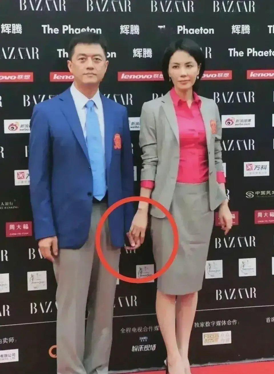 王菲曾经是如此的爱过李亚鹏，为他穿上不符合她个性的衣服，主动牵李亚鹏的手，为李亚