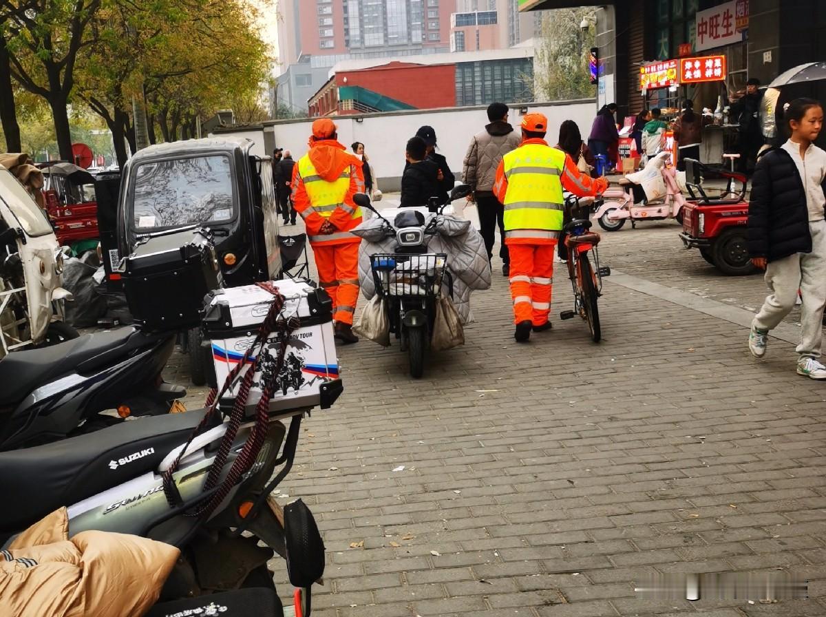 “垃圾桶才吃饱，让垃圾桶歇一歇吧”！环卫大叔们的对话让人捧腹大笑！

周末送娃去