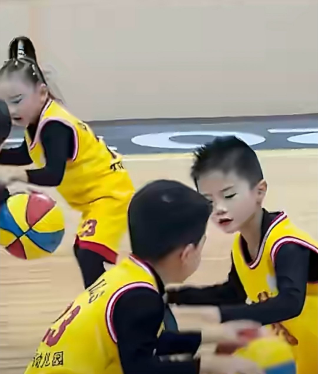 幼儿园园长回应篮球表演失误出圈但是这脸上的粉真的没绷住，都给小朋友涂成啥样了。 